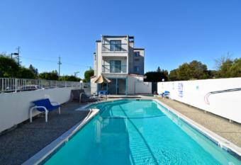 Americas Best Value Inn Novato Marin Sonoma allows 18 year olds to book a room