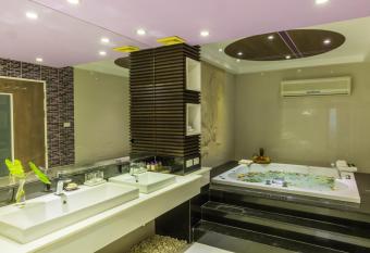 The L Resort, Krabi has rooms with a private hot tub