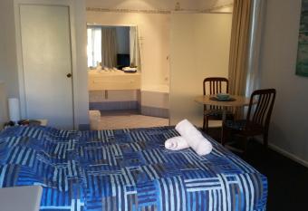 Dolphins of Mollymook Motel and Fifth Green Apartments has Balcony rooms