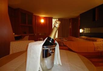 Hotel D.G. Garden has rooms with a private hot tub