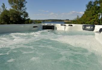 Gites Domaine du Charouzech has rooms with a private hot tub
