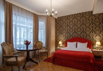 Casa Monte Verde allows 18 year olds to book a room