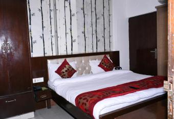 Hotel Flora Inn has Balcony rooms