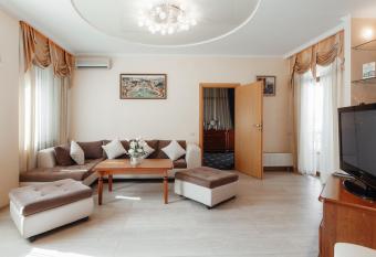 Residence Odesskij Dvorik has rooms with a private hot tub