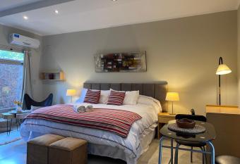 Los Pl  tanos caba  as & suites allows 18 year olds to book a room