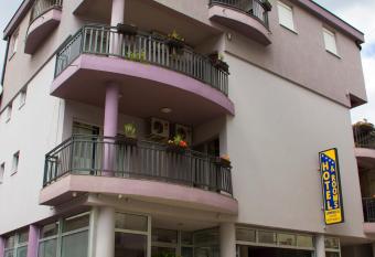 Hotel & Rooms Lombrelle allows 18 year olds to book a room