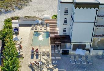 Barefoot Beach Club has Balcony rooms