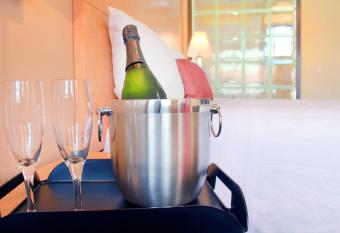 Travelodge By Wyndham Vallejo has rooms with a private hot tub