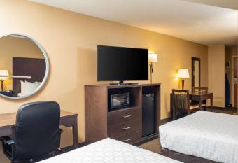 Clarion Pointe Harrisonburg has rooms with a private hot tub