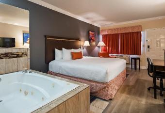 Best Western Anthony/West El Paso has rooms with a private hot tub