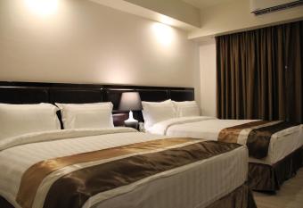 Savannah Resort Hotel has rooms with a private hot tub