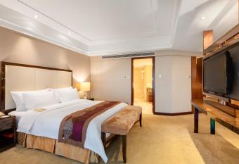 Shenzhen L.gem Hotel has rooms with a private hot tub