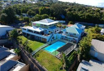 H  tel Le Soleil Couchant allows 18 year olds to book a room