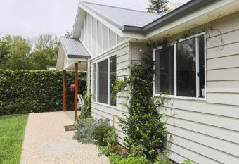 Armidale Cottage - House 2 allows 18 year olds to book a room