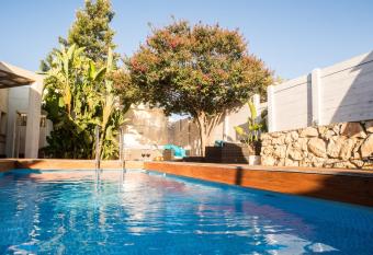 Ahuzat Van Gogh allows 18 year olds to book a room