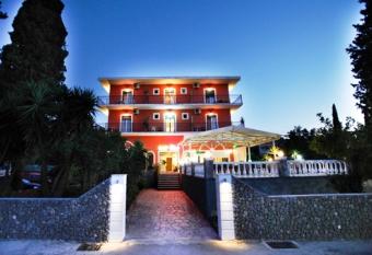 Hotel Pyrros allows 18 year olds to book a room