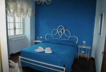 Antica Villa di Bruto has rooms with a private hot tub