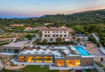 Carrossa Hotel & Spa allows 18 year olds to book a room