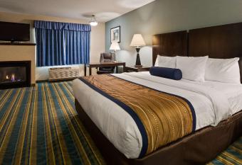 Best Western Plus Berkshire Hills Inn & Suites has rooms with a private hot tub