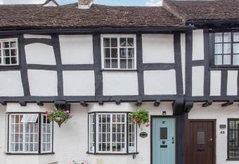 Charlie s Cottage allows 18 year olds to book a room