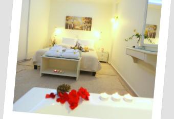 Hotel Aeollos has rooms with a private hot tub