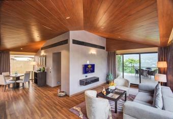 Aveda Suites at Aamby Valley city has rooms with a private hot tub