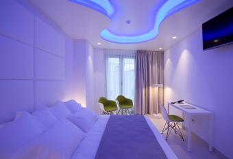 Hotel Boutique La Mar - Adults Only allows 18 year olds to book a room