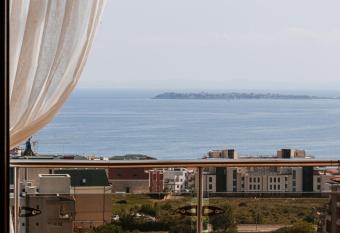 Red Iguana Hotel has Smoking/Balcony rooms