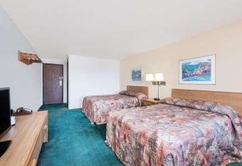 Super 8 by Wyndham Belle Fourche SD has rooms with a private hot tub