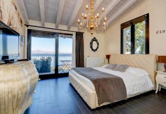 Casa dei Pescatori allows 18 year olds to book a room