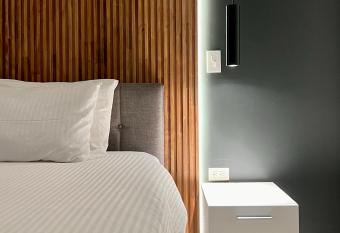 Vertical Gardens Apartment, 350 yards from Eagle Beach! allows 18 year olds to book a room