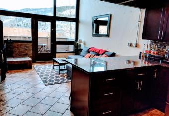 Vail Slope-View Modern Loft Condo With Bus To Village Shops And Slopes has Balcony rooms