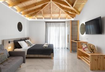 L & C Boutique Apartments has Balcony rooms