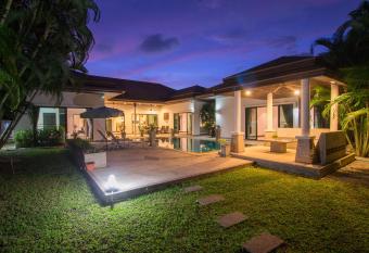 Villa White Cove allows 18 year olds to book a room