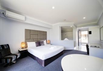 Island Palms Motor Inn allows 18 year olds to book a room