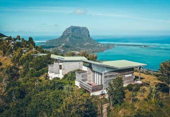 Hotel Chalets Chamarel allows 18 year olds to book a room