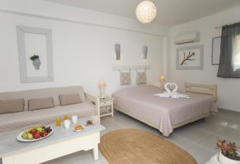 Diplos Studios has Balcony rooms