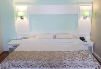 Concept Nisantasi Hotels & Spa has rooms with a private hot tub