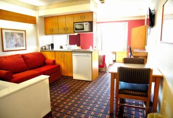 Ramada Limited Bloomington has rooms with a private hot tub