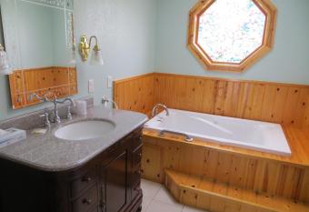 Coast Inn and Spa has rooms with a private hot tub