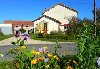 G  te aux Portes de l Argonne has Balcony rooms