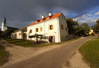 K  vesk  l Panzi   allows 18 year olds to book a room