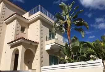 Palma Villa 14 allows 18 year olds to book a room