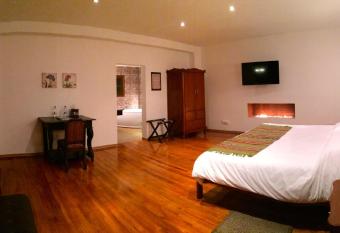 Hacienda Hosteria Chorlavi has rooms with a private hot tub