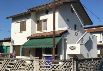 Appartamento per brevi periodi  allows 18 year olds to book a room