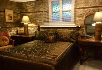 Trinity House Inn has rooms with a private hot tub