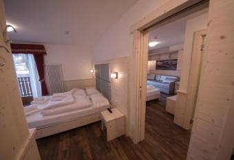 Hotel Niagara has Balcony rooms