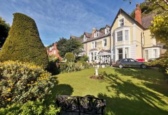 Bron Orme Private Hotel allows 18 year olds to book a room