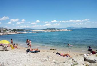 Holiday House Ginevra has Smoking/Balcony rooms