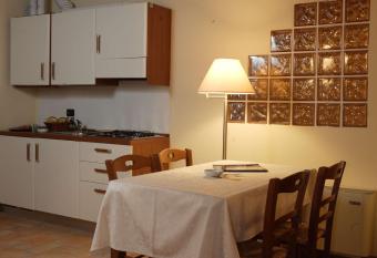 Parco Termale di Villa Dei Cedri has rooms with a private hot tub